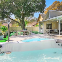 8 min Beach, Hot Tub, Pool & Games @ Snook Haven