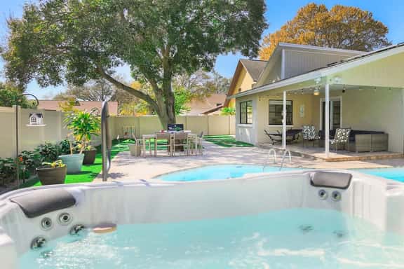 8 min Beach, Hot Tub, Pool & Games @ Snook Haven - Image 1