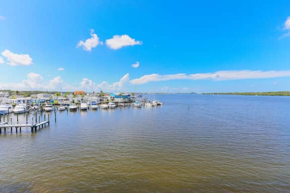 Sand Dollar Point - Pool, Bay, Hot Tub, 10 min to beach - Image 2
